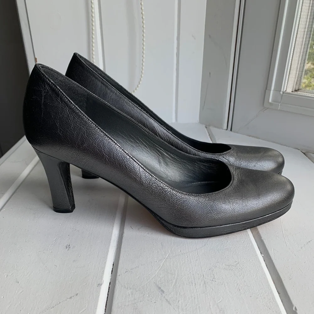 Stuart Weitzman dark grey silver pumps size 8.5 - Picture 1 of 4